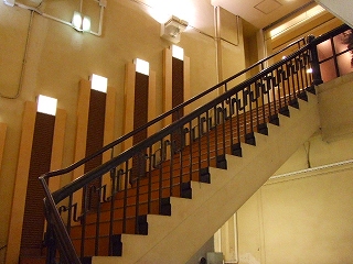上野アトレ階段