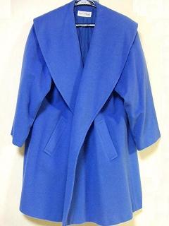 青いコート