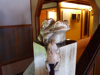 賓日館蛙の彫刻