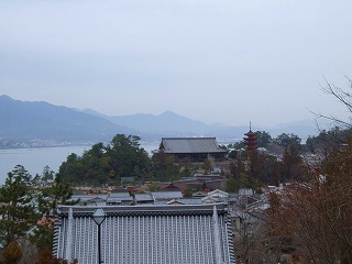 仁王門から見た厳島神社