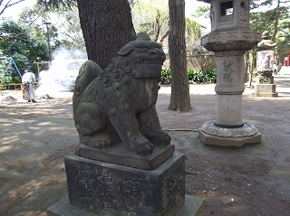 品川神社 二の鳥居前の狛犬