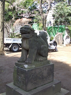 品川神社 二の鳥居前の狛犬